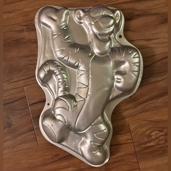Wilton Disney Tigger Cake Pan - Picture 2 of 3